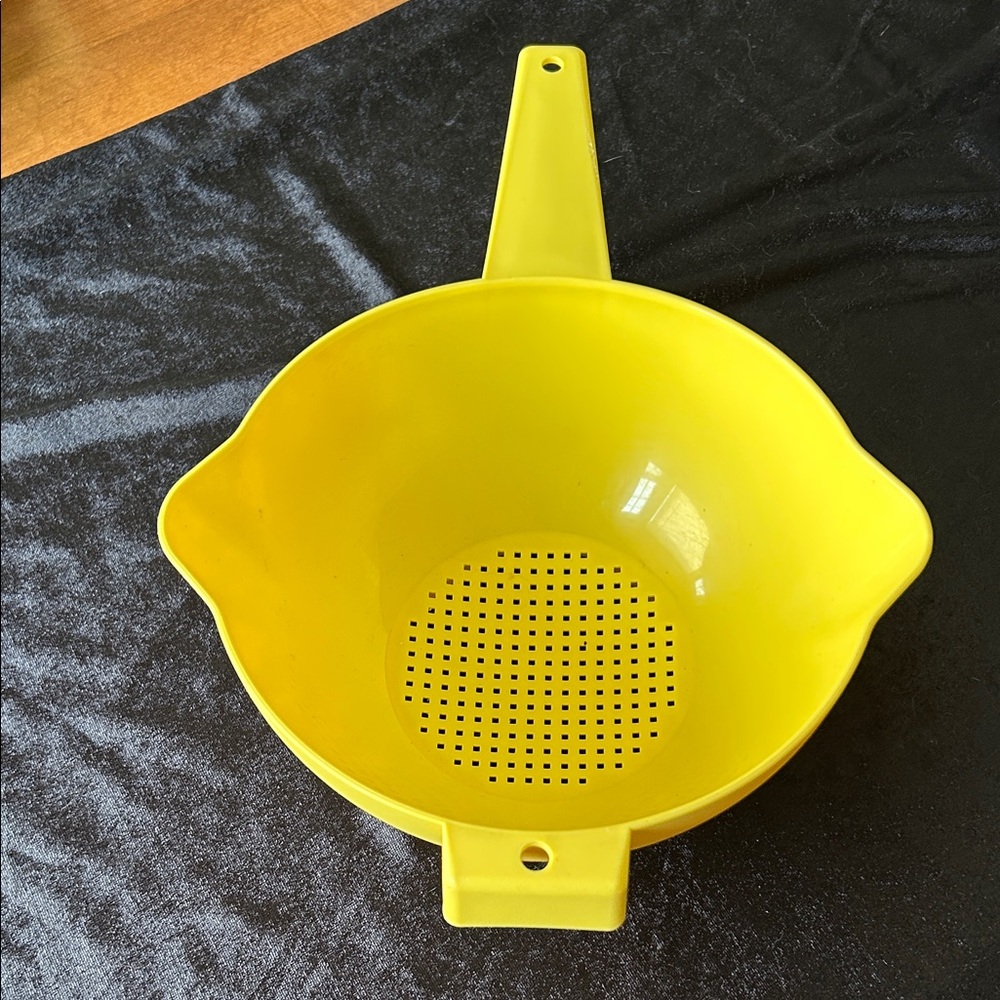 Tupperware Large Bright Yellow Colander